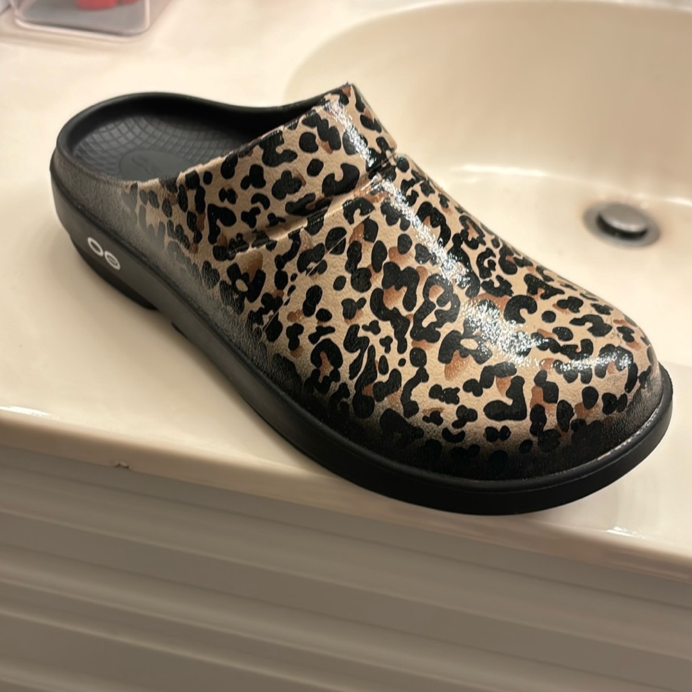 Oofos only worn once. Leopard print clogs. Women size 8, men size 6, and EU 39.